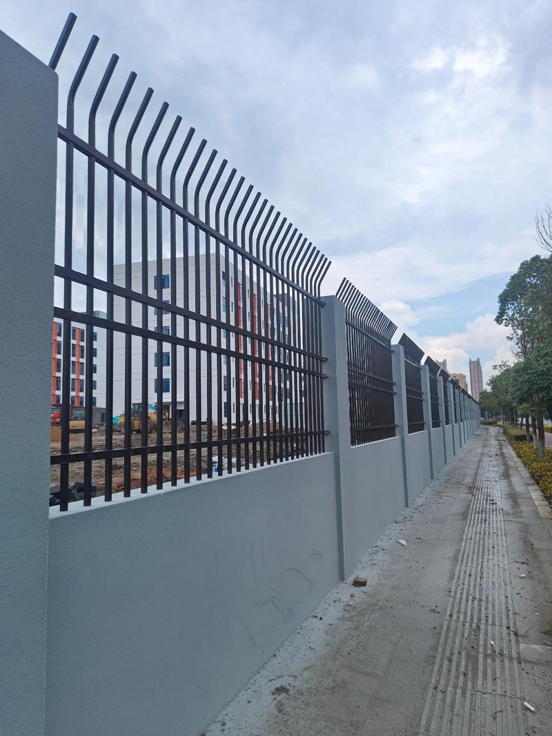 锌钢护栏:现代建筑的安全之选